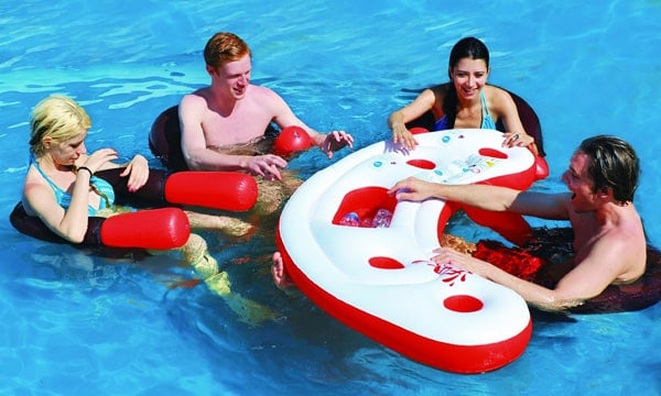 Ce bar flottant pour piscine fait débarquer nos amis