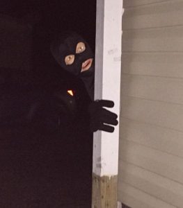 scary intruder faux cambrioleur pour faire peur à ses amis