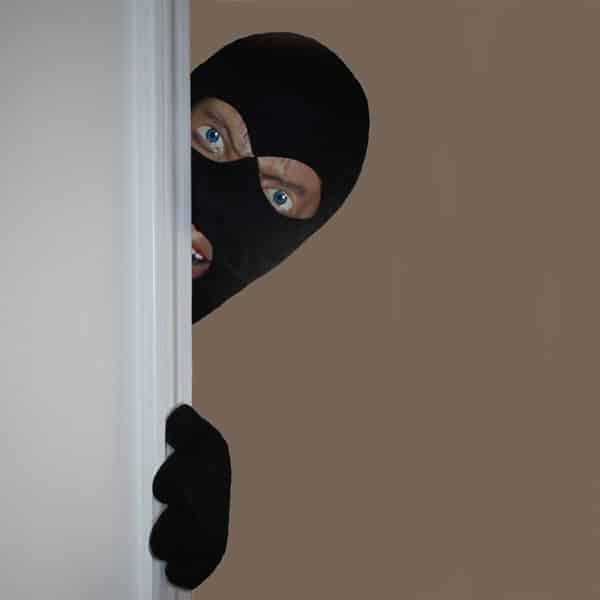 scary intruder faux cambrioleur pour faire peur à ses amis