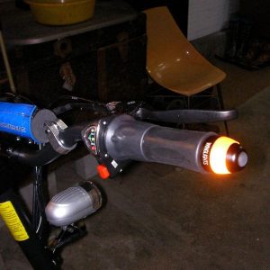 Winglights montés et allumés sur un vélo