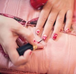 femme se vernissant les ongles
