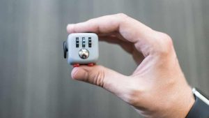 Fidget Cube, un dé gadget anti-stress 6 en 1 pour passer ses nerfs