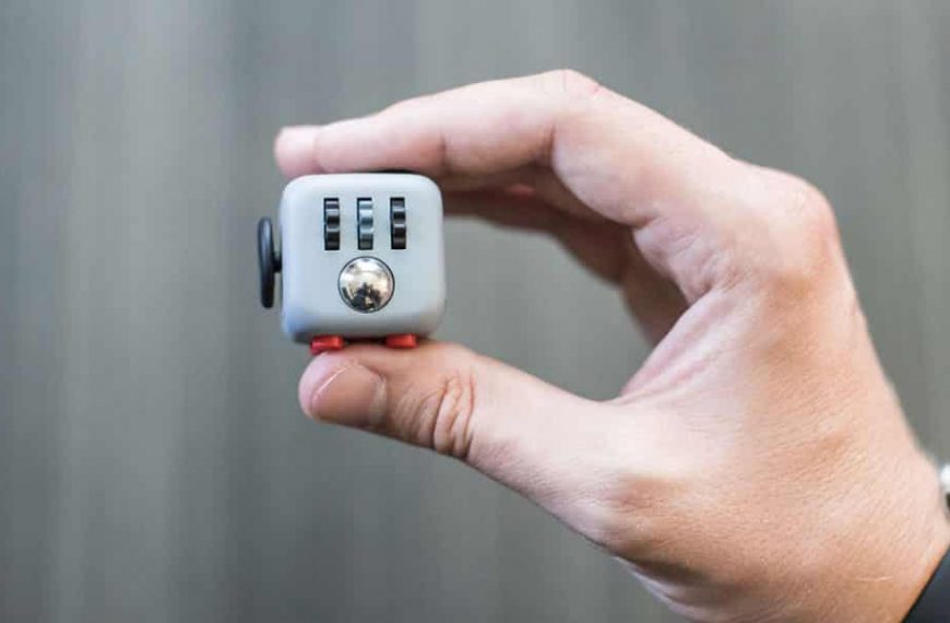 Fidget Cube, un dé gadget anti-stress 6 en 1 pour passer ses nerfs