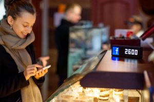 compteur Facebook de LaMetric Time sur le comptoir d'une boulangerie