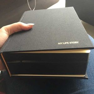 le journal intime pour adulte My Life Story dans une main