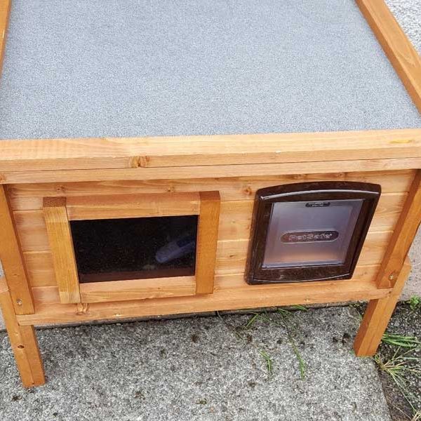 Cette maison pour chat d’extérieur chauffe et protège minou