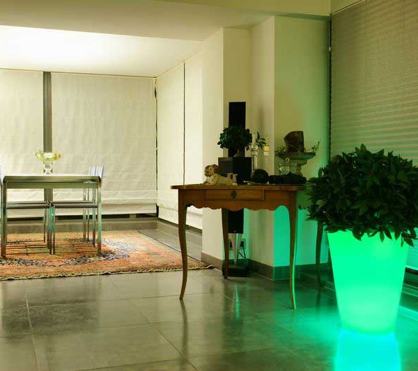 Ce pot lumineux à LED de Lumisky décore intérieur comme extérieur