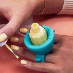 La bague porte vernis à ongle Tweexy permet de se les vernir facilement