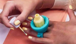 La bague porte vernis à ongle Tweexy permet de se les vernir facilement
