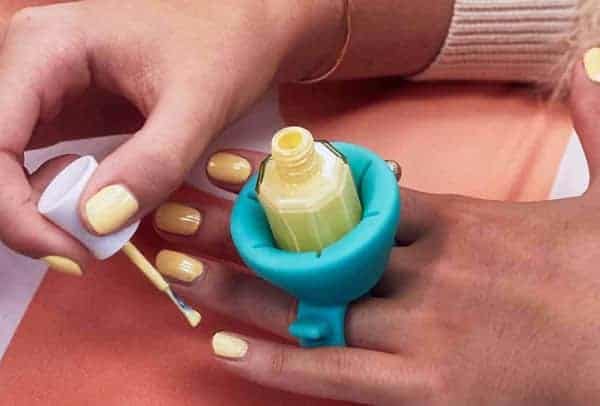 La bague porte vernis à ongle Tweexy permet de se les vernir facilement