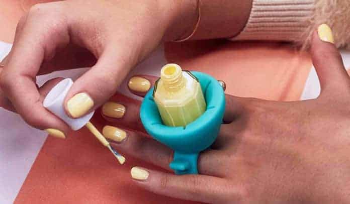 La bague porte vernis à ongle Tweexy permet de se les vernir facilement