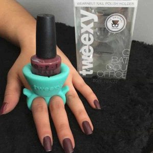 le porte vernis tweexy sur une main et sa boite