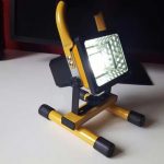 Ce projecteur LED sur batterie est portable, polyvalent et compact