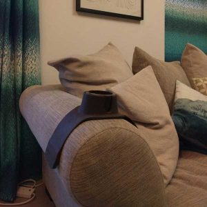 CouchCoaster sur accoudoir de canapé