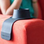 Le repose verre pour canapé CouchCoaster empêche les catastrophes