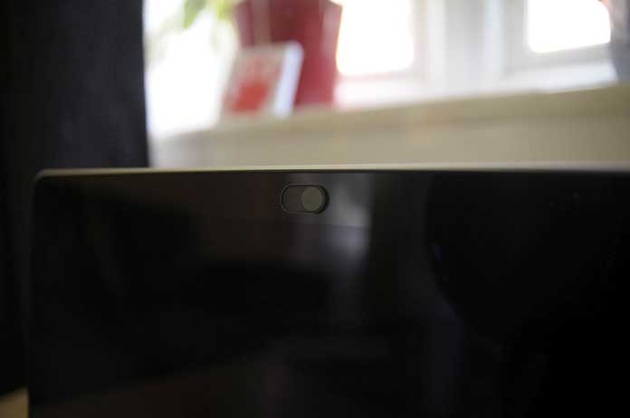 cache webcam soomz noir sur ordinateur noir