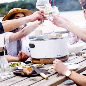 barbecue à table entre amis