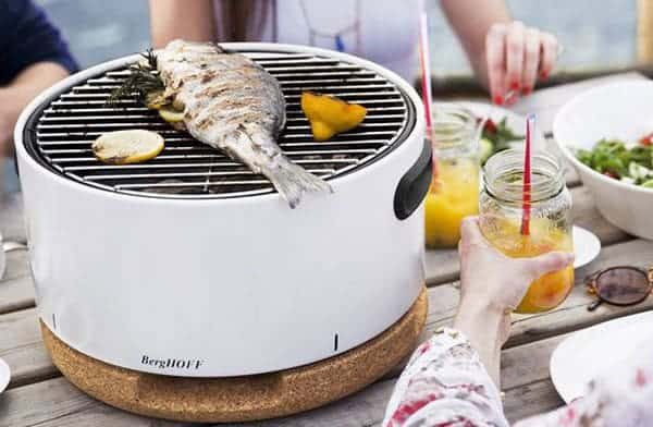 Le barbecue de table au charbon BergHOFF est design et nomade