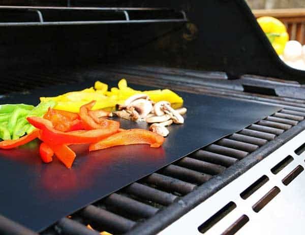 Les tapis de cuisson au BBQ Gyvazla permettent de griller sainement et proprement