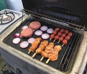 viande grillant sur feuille de cuisson