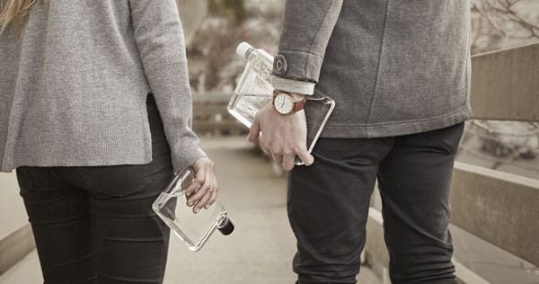 La memobottle™ est une bouteille d’eau en plastique plate, réutilisable et sans BPA