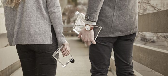 La memobottle™ est une bouteille d’eau en plastique plate, réutilisable et sans BPA