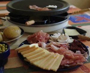 appareil à raclette pomme de terre et charcuterie