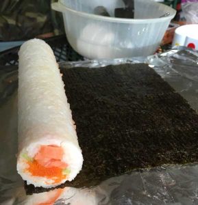 rouleau de maki au saumon sur feuille de nori