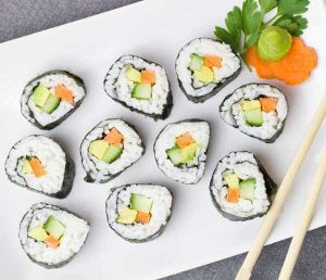 jolis makis sur une assiette