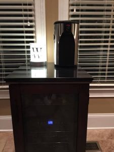 fontaine à vin boxxle sur un meuble